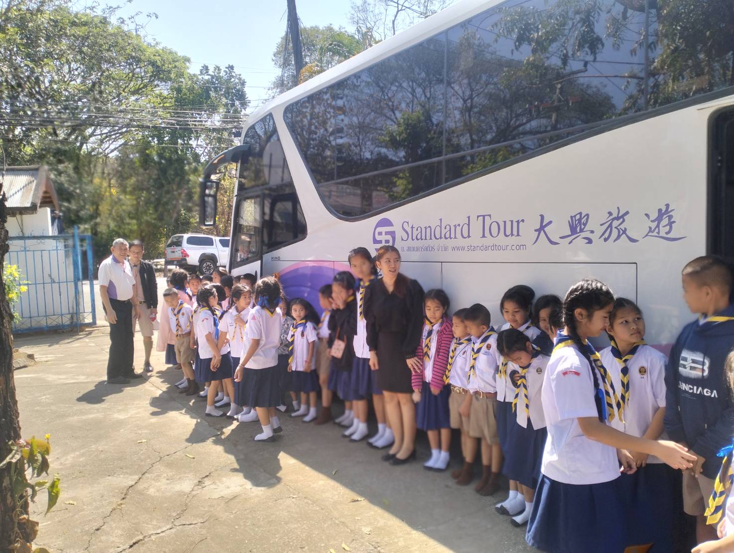 รีวิวการบรรยายและการสาธิต วิธีใช้อุปกรณ์ความปลอดภัยในรถ บัส โดยสาร โรงเรียน บ้านปง